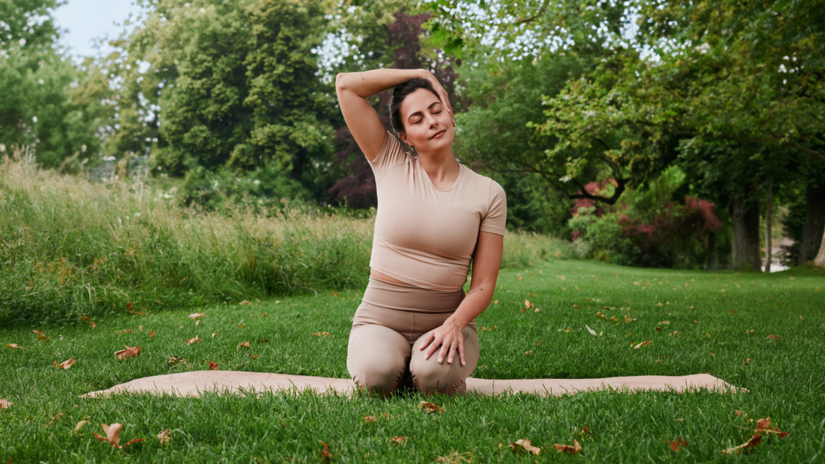 Nacken- und Schulternstretch im Sitzen