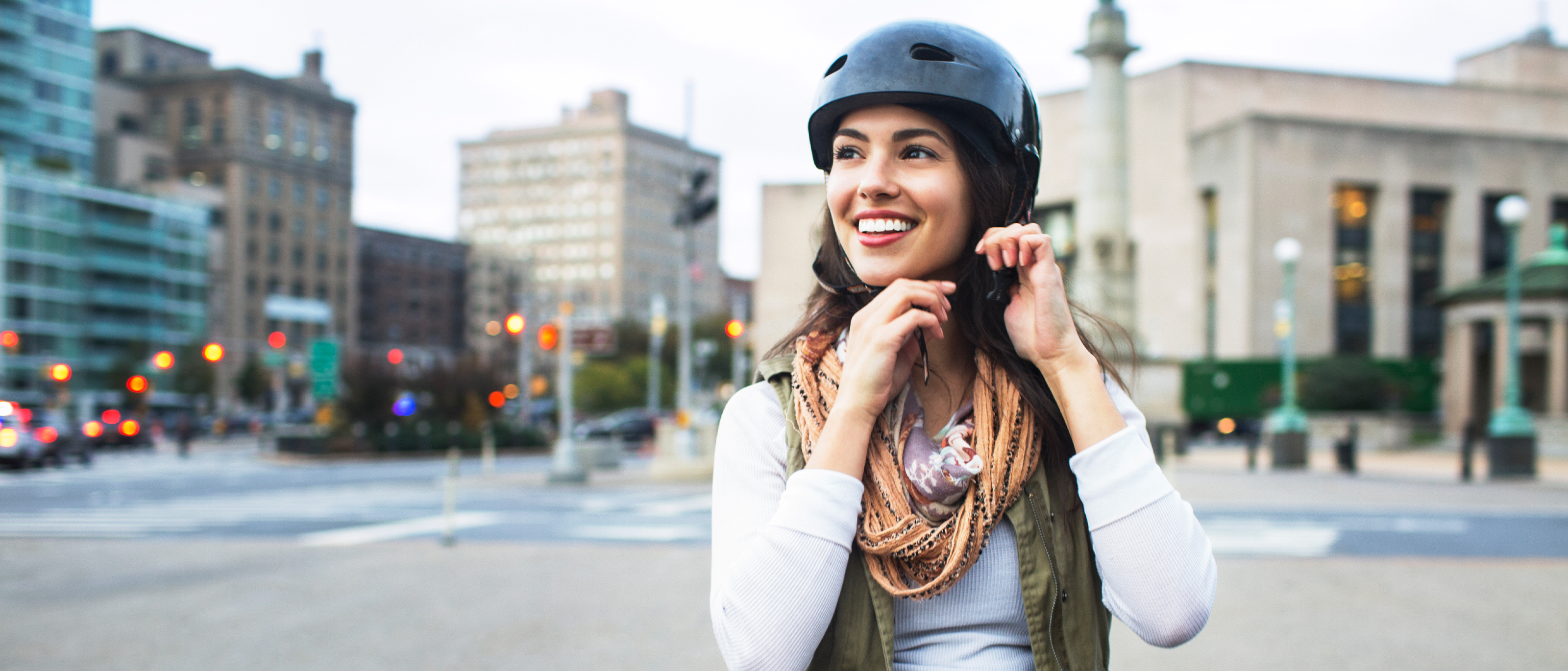 Femme portant un casque de vélo