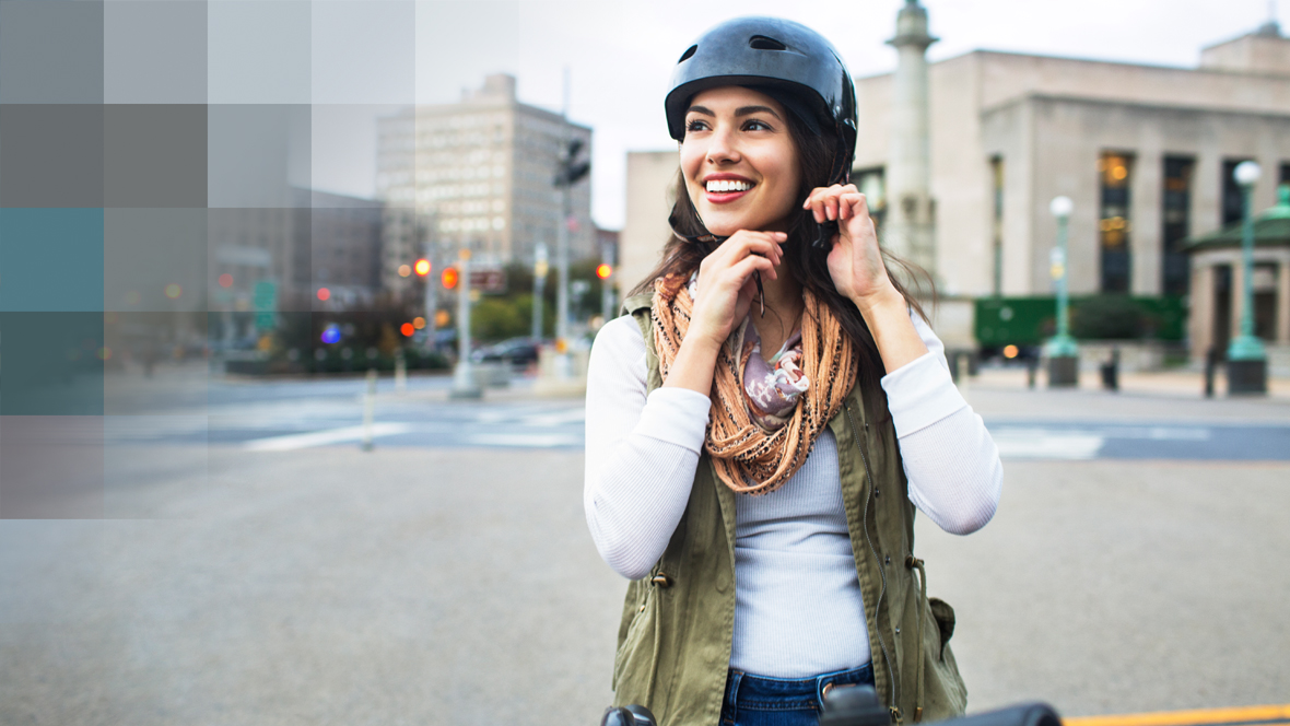 Frau mit Fahrradhelm