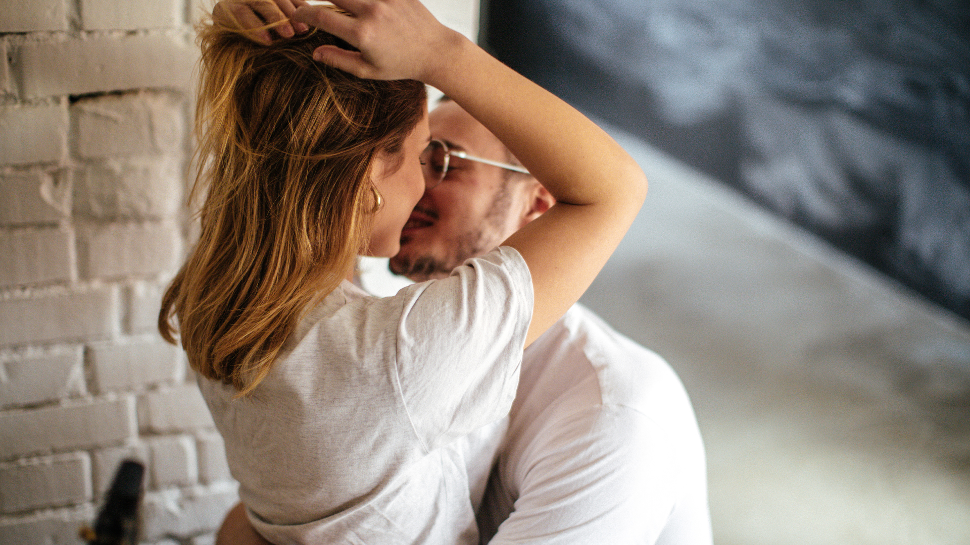 Comprendre les facteurs impactant la fertilité de l’homme – un couple s’enlace.