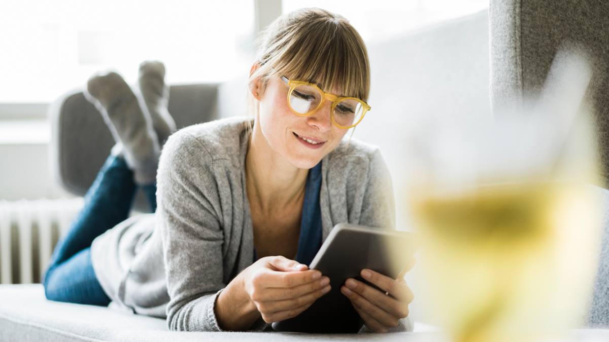 Une femme se renseigne en ligne sur les assurances complémentaires utiles en Suisse.