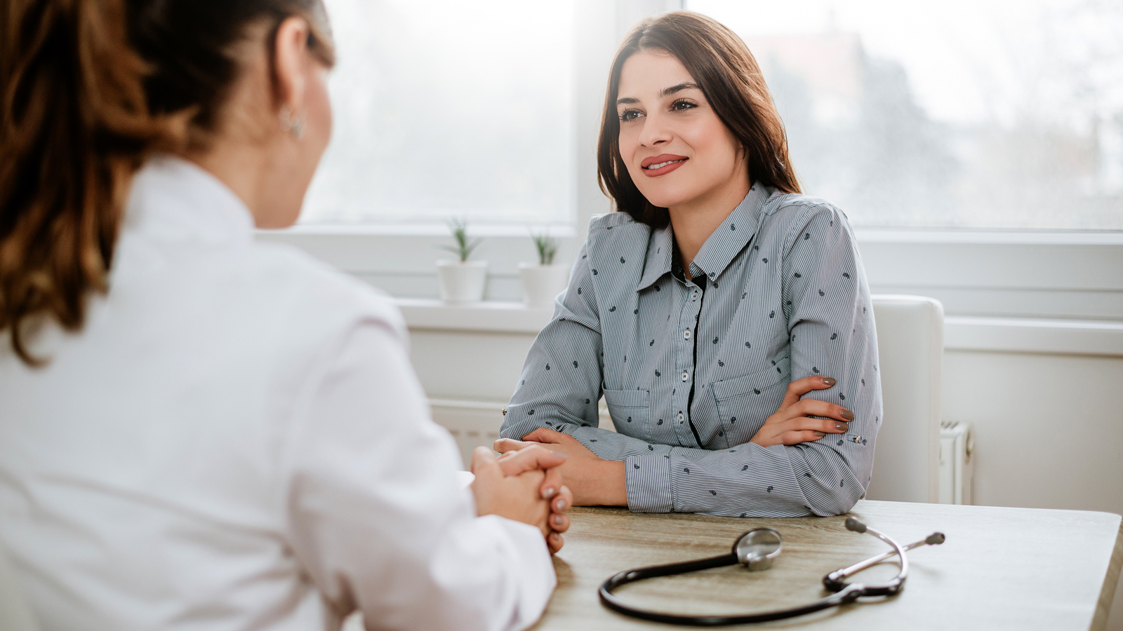 Une femme assurée selon le modèle du médecin de famille est en consultation avec son médecin traitant.