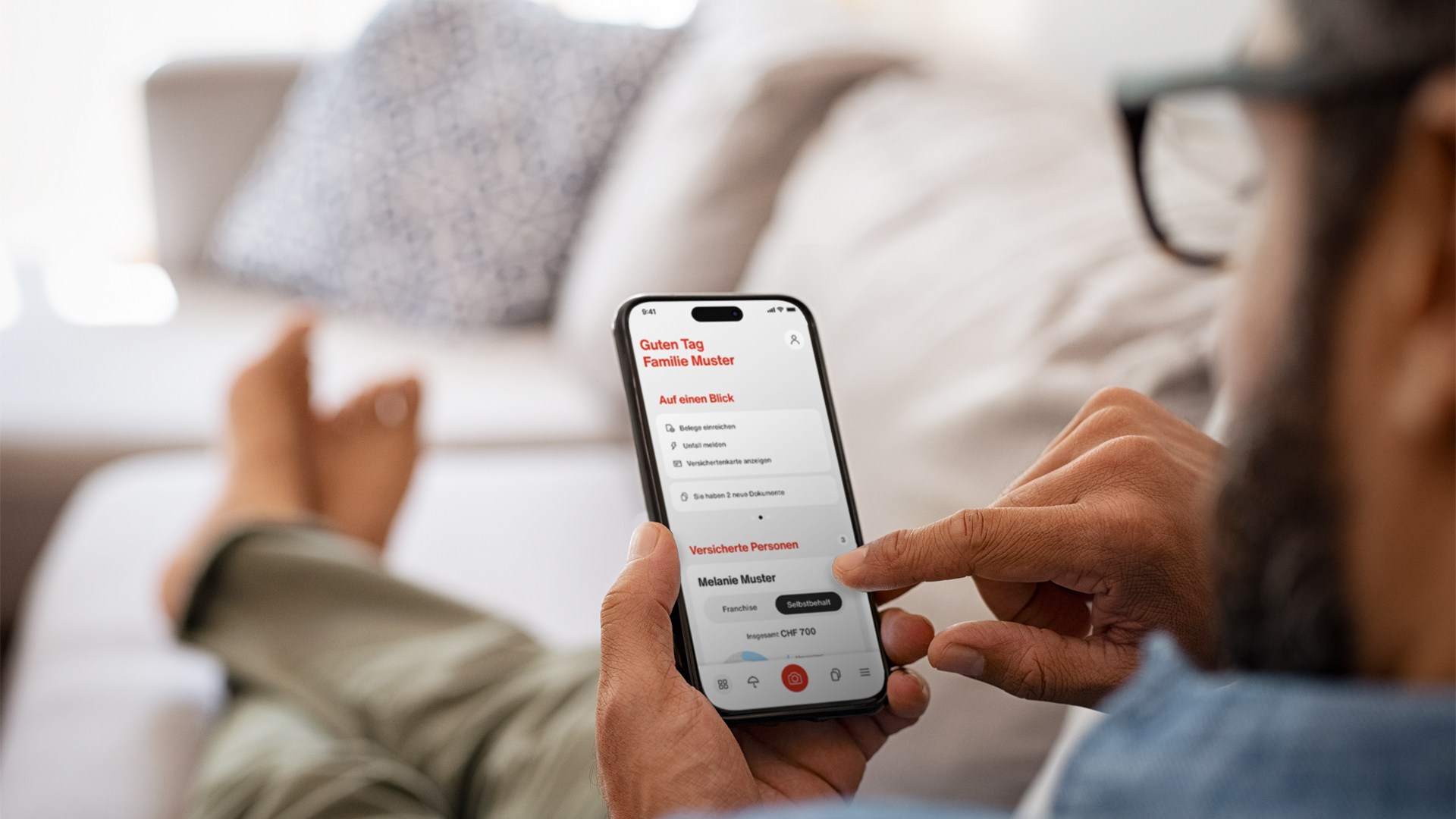 Un homme sur le canapé utilise l’application KPT.
