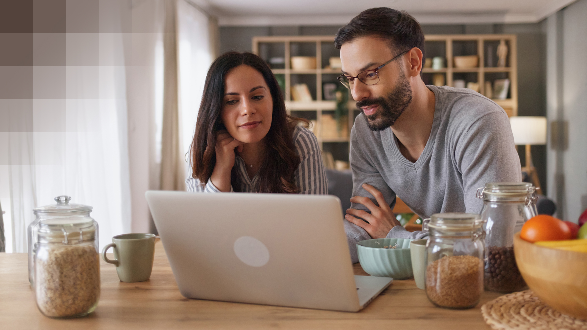 Un couple à la recherche de l'assurance maladie la moins chère à Genève