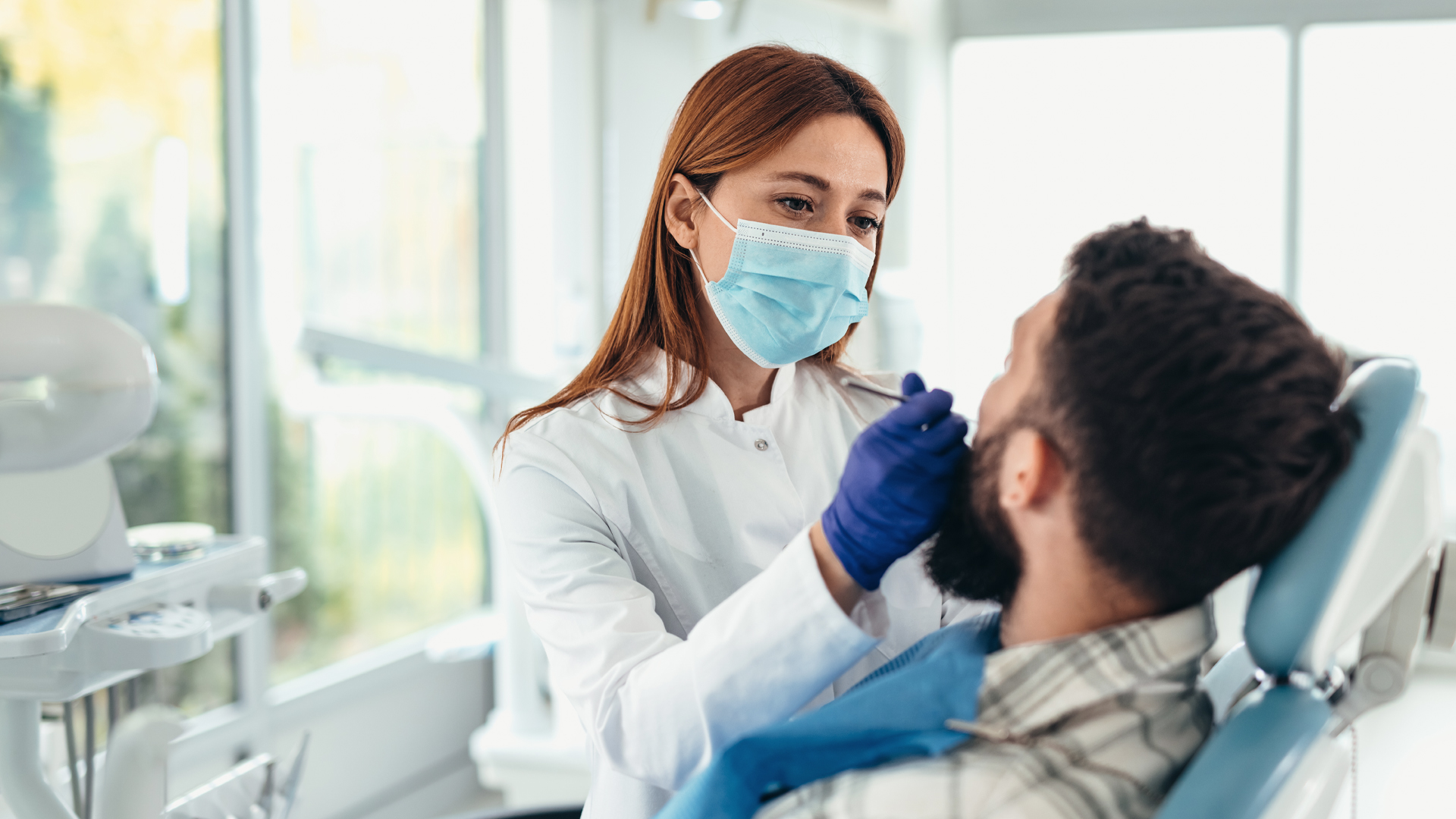 Un patient chez la dentiste. Il est soulagé que l’assurance-maladie prenne en charge les frais dentaires.