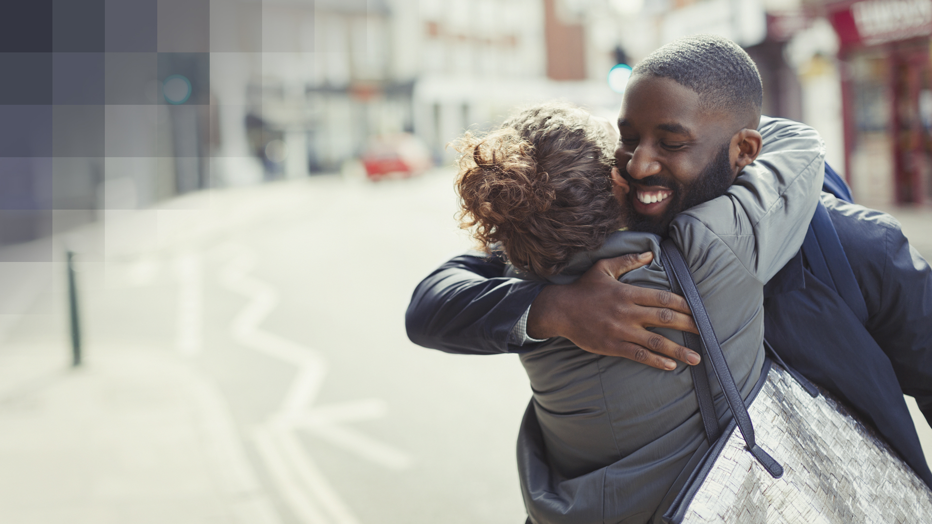 Un couple heureux s'enlace ; la femme est soulagée que son compagnon ait souscrit une assurance visiteurs pour la Suisse.