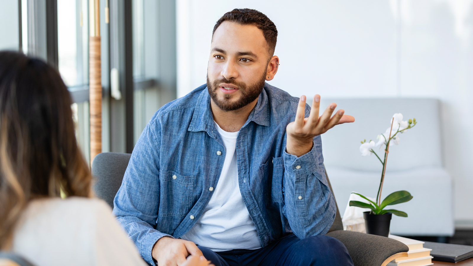 Un homme discute avec une médecin de l’examen de la prostate et des bilans de santé possibles.