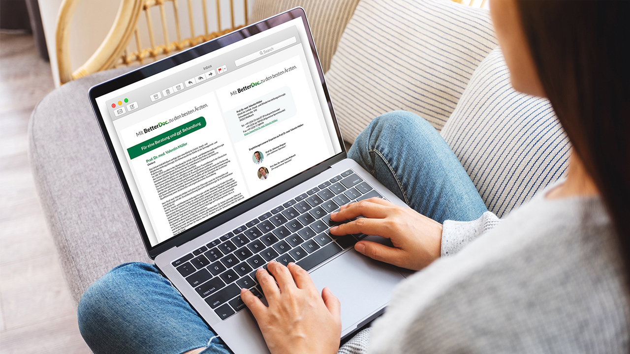 Une femme utilise un ordinateur portable pour trouver un médecin spécialiste avec BetterDoc.